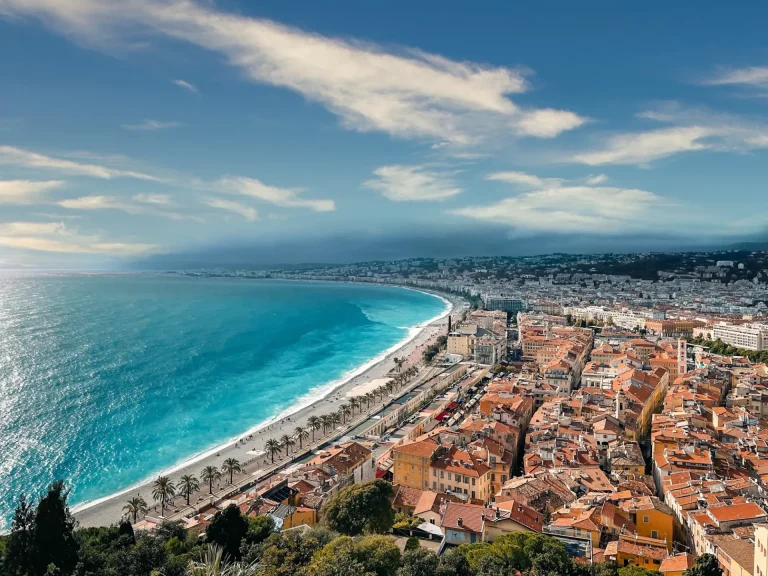 La baie des Anges et la Promenade des Anglais bordée de palmiers, à Nice, vues depuis la colline du Château