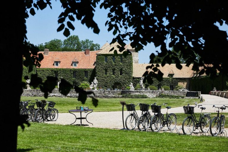 Vélos alignés sur la pelouse du lieu retenu pour le séminaire du CODIR de Dior