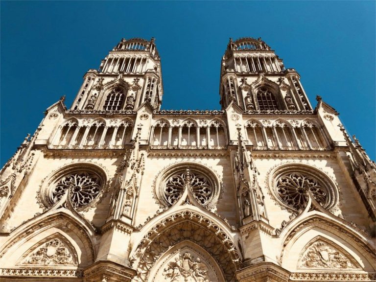 Tours et façade gothique de la cathédrale Sainte-Croix d’Orléans, sous un ciel bleu