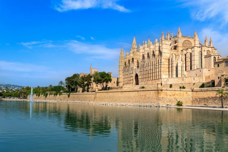 La cathédrale La Seu de Palma de Majorque, au-dessus du plan d’eau du Parc de la Mar