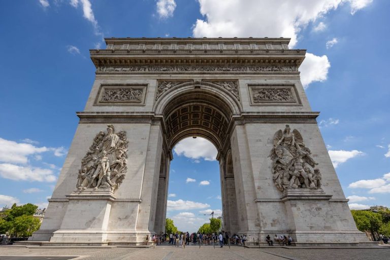 L’Arc de Triomphe de la place de l’Étoile, à Paris, sous un ciel bleu