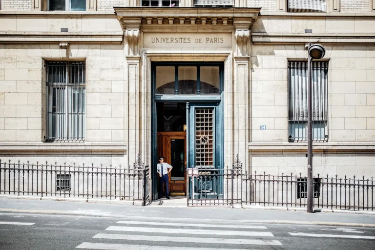 Façade en pierre de la Sorbonne, au Quartier latin, à Paris, avec l’inscription « Universités de Paris » au-dessus de la porte