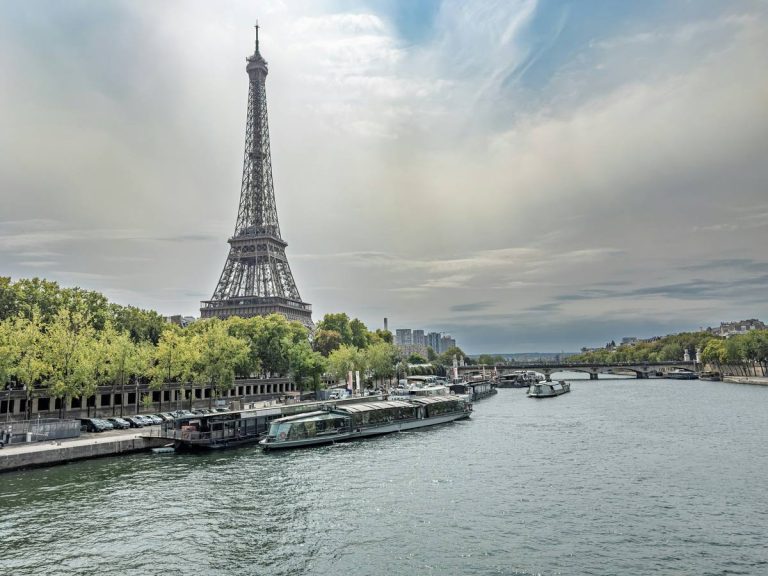 Bateaux sur la Seine devant la tour Eiffel, à Paris
