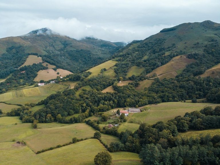 Les collines vertes de l’arrière-pays basque, autour d’Espelette