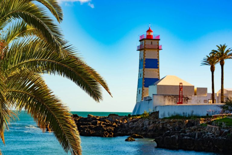 Le phare de Santa Marta et le front de mer de Cascais, près de Lisbonne