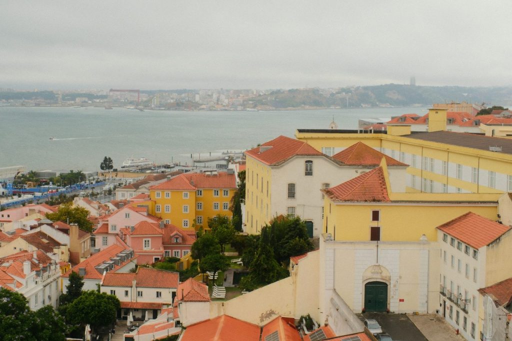 Les toits de Lisbonne et le Tage, vus depuis les hauteurs de la ville