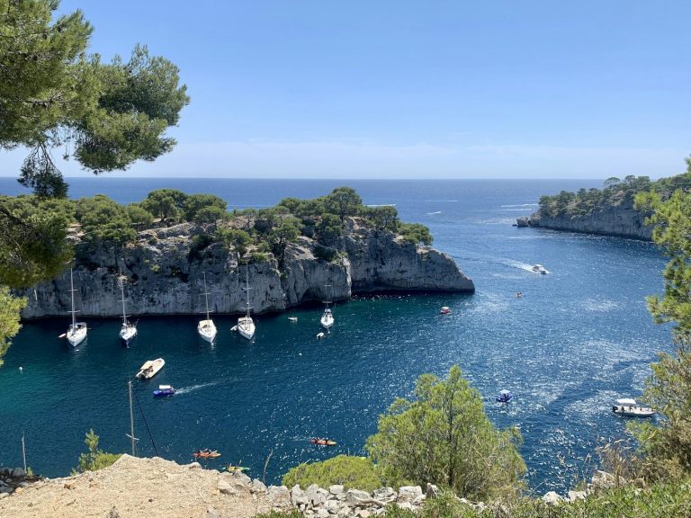 Une calanque près de Cassis, entre pins et eau turquoise
