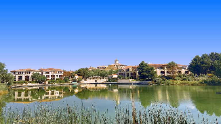 Façades ocre du village de Pont Royal en Provence reflétées dans un lac, cadre du séminaire de 162 participants d’un groupe bancaire