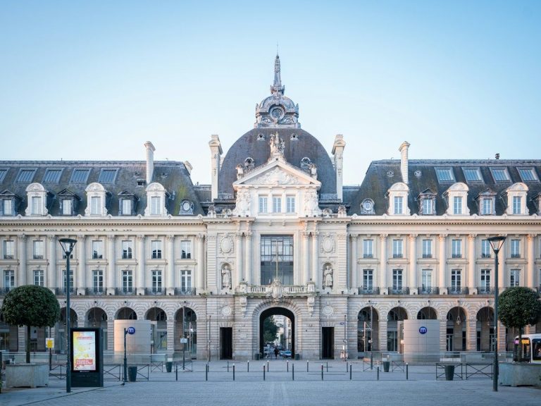 Façade d’un édifice classique à dôme, dans le centre de Rennes