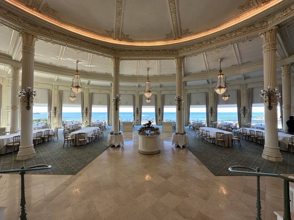 Salle de restaurant en rotonde aux colonnes blanches, face à l’océan, pendant le séminaire résidentiel de Husqvarna organisé par Weevup à Biarritz