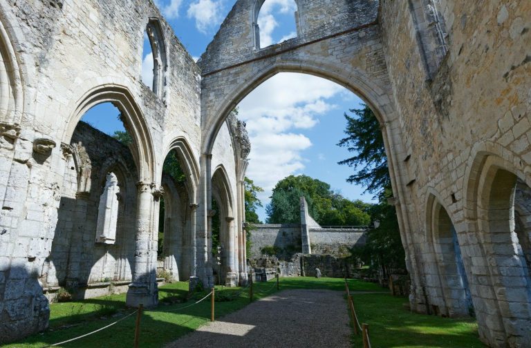 Les arcades en ruine de l’abbaye de Jumièges, à ciel ouvert