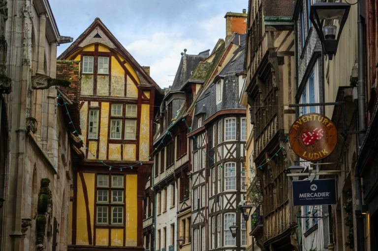 Maisons à colombages dans une rue du centre historique de Rouen