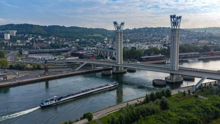 Une péniche sur la Seine devant le pont Gustave-Flaubert, à Rouen