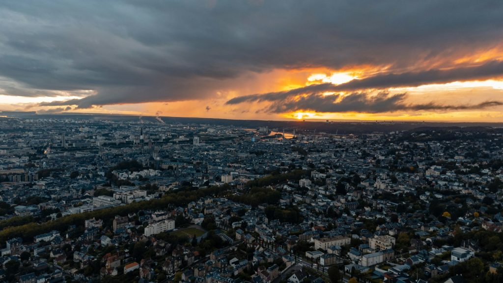 Rouen vu des hauteurs au coucher du soleil