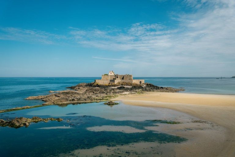 Le Fort National de Saint-Malo sur son îlot rocheux, à marée basse