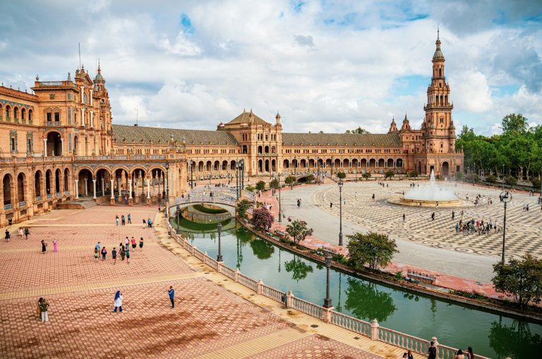 La place d’Espagne à Séville, ses arcades, sa tour et son canal