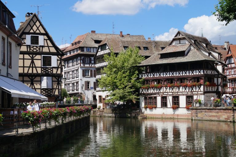 Maisons à colombages au bord de l’Ill, dans le quartier de la Petite France à Strasbourg
