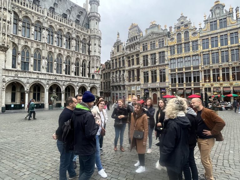 Le groupe du séminaire Swiss Life réuni sur la Grand-Place de Bruxelles à la fin du rallye, devant l’hôtel de ville
