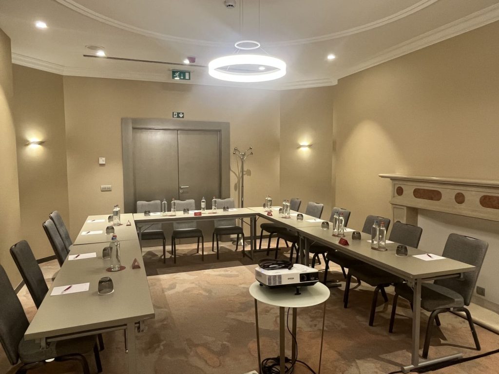 Salle de réunion de l’hôtel NH Collection Grand Sablon installée en U avec un vidéoprojecteur, pour la réunion du séminaire Swiss Life