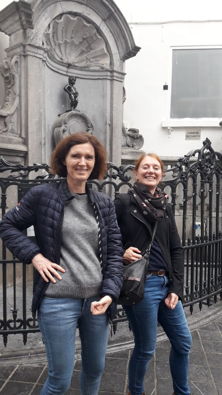 Deux participantes du séminaire Swiss Life posent devant le Manneken-Pis, lors d’un défi photo du rallye dans le centre de Bruxelles