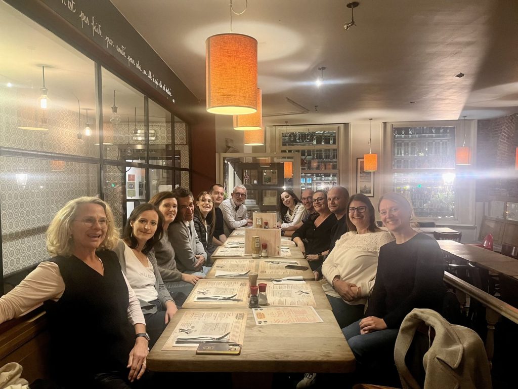 Le groupe du séminaire Swiss Life attablé pour le dîner à l’Estaminet du Kelderke, sur la Grand-Place de Bruxelles