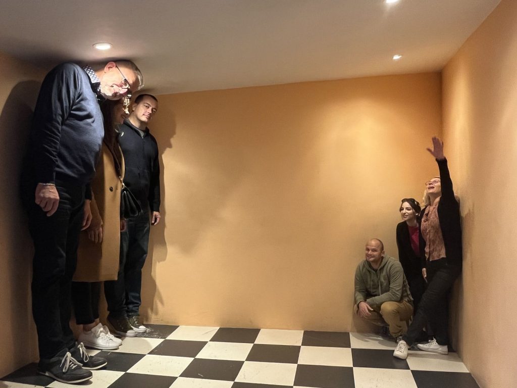 Participants du séminaire Swiss Life dans une salle d’illusion d’optique du Musée de l’Illusion de Bruxelles, où les uns paraissent géants et les autres minuscules