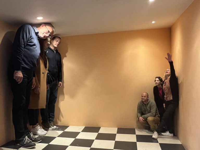 Participants du séminaire Swiss Life dans une salle d’illusion d’optique du Musée de l’Illusion de Bruxelles