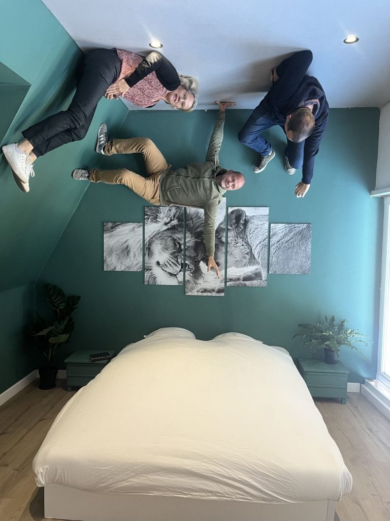 Trois participants du séminaire Swiss Life semblent tenir au plafond dans la chambre à l’envers du Musée de l’Illusion de Bruxelles