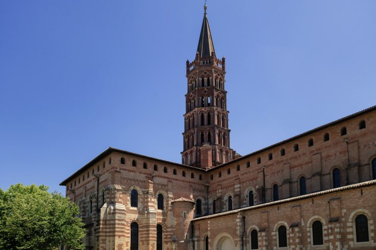 Le clocher en brique de la basilique Saint-Sernin, à Toulouse