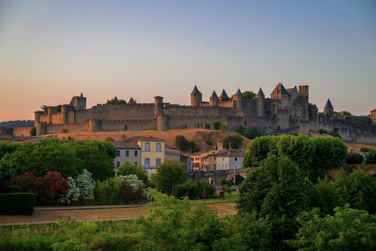 La Cité de Carcassonne et ses remparts au lever du soleil