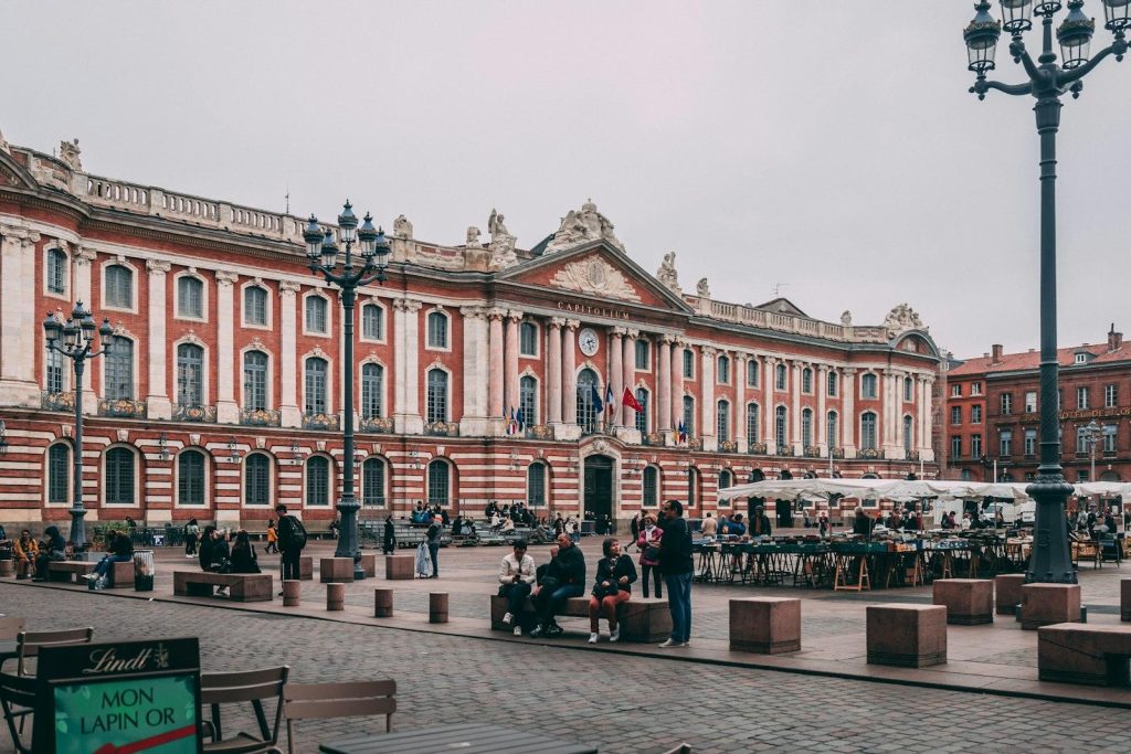 La place du Capitole et la façade en brique rose du Capitole, à Toulouse