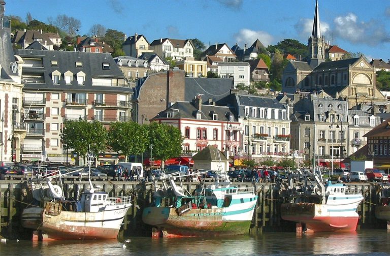 Bateaux de pêche à quai, à marée basse, dans le port de Trouville-sur-Mer