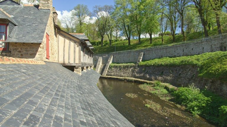 Anciens lavoirs et murs de pierre au bord de l’eau, au pied des remparts de Vannes