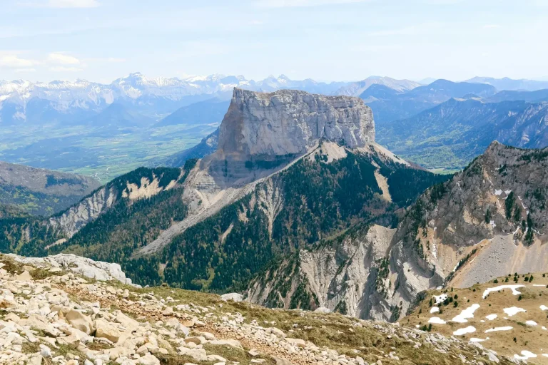 Les sommets et les falaises calcaires du Vercors vus depuis les pentes du Grand Veymont, sous un ciel bleu