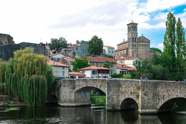 Le vieux pont de Clisson sur la Sèvre nantaise, ses toits de tuiles rouges et son clocher de style italien