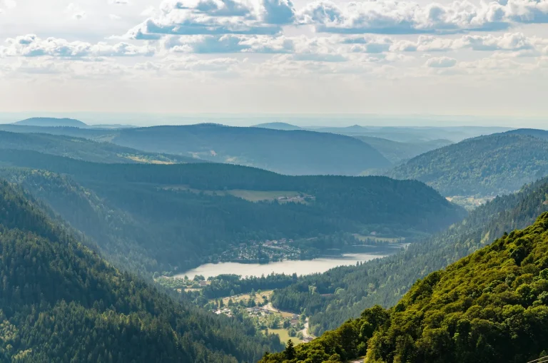 Les montagnes boisées des Vosges et le lac de Retournemer au fond de la vallée, vus depuis la route des Crêtes