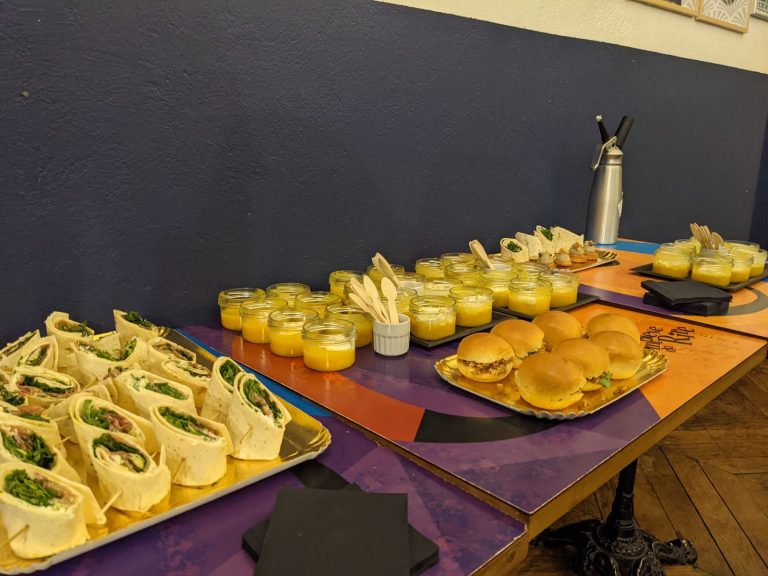 Buffet du cocktail dînatoire sur les tables du Complexe du Rire, à Lyon : wraps, petits buns garnis et verrines, pour la soirée de Tyredating