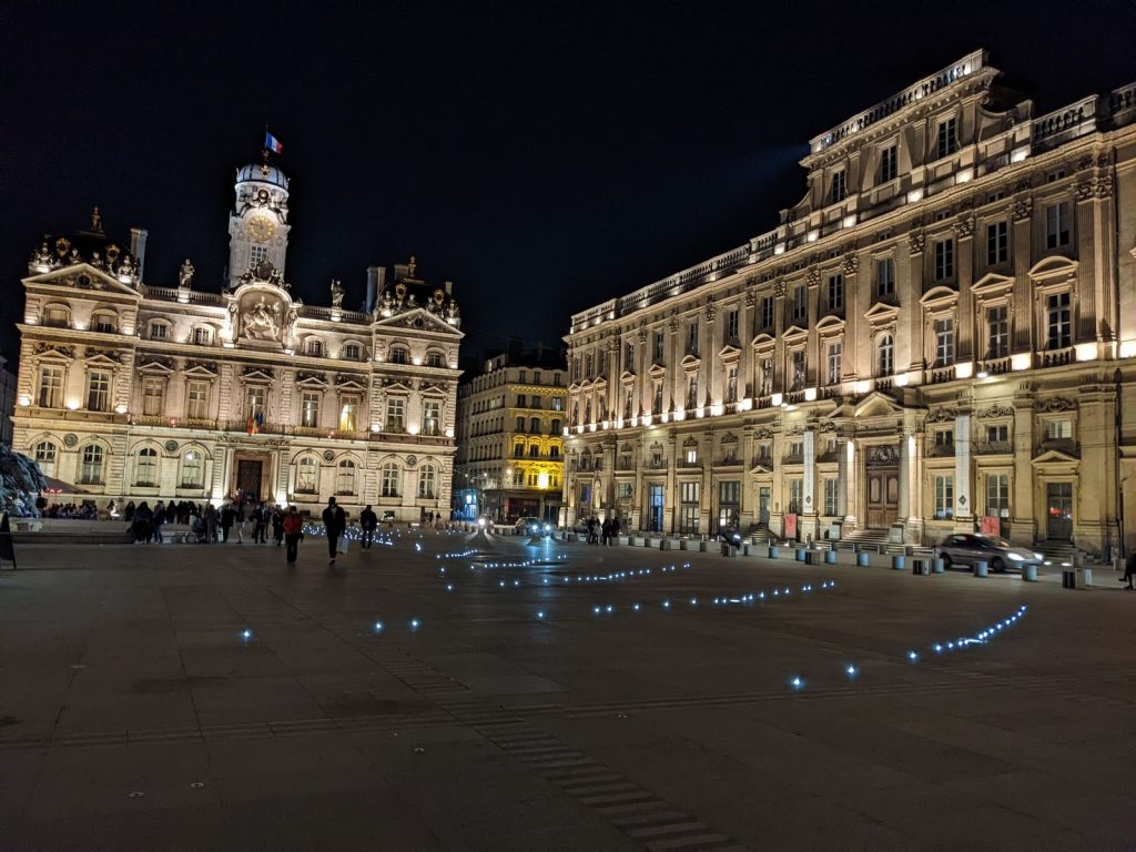 Place des Terreaux et hôtel de ville de Lyon illuminés, à deux pas du Complexe du Rire, le soir de la soirée d’entreprise de Tyredating