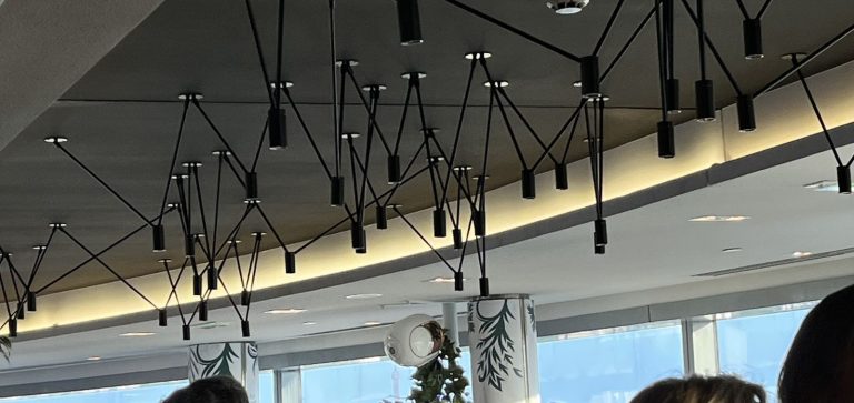 Plafond aux suspensions noires et baies vitrées du Skyline Bar de l’hôtel Meliá Paris La Défense, à Courbevoie, privatisé par Weevup pour une soirée networking de 80 invités