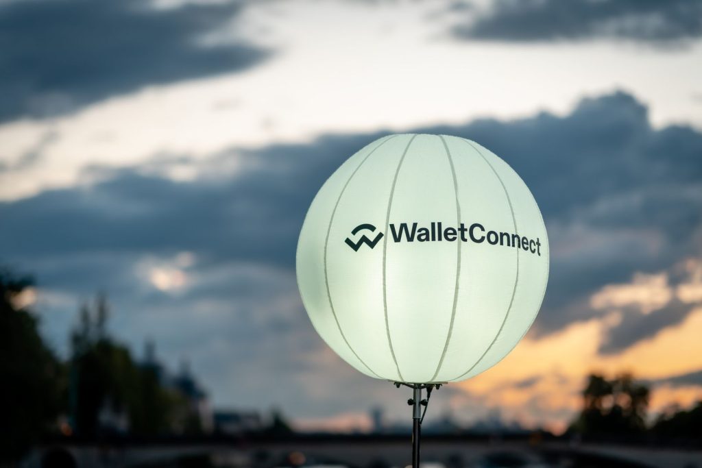 Soirée de lancement WalletConnect à La Balle au Bond : ballon lumineux au logo WalletConnect à la tombée du jour
