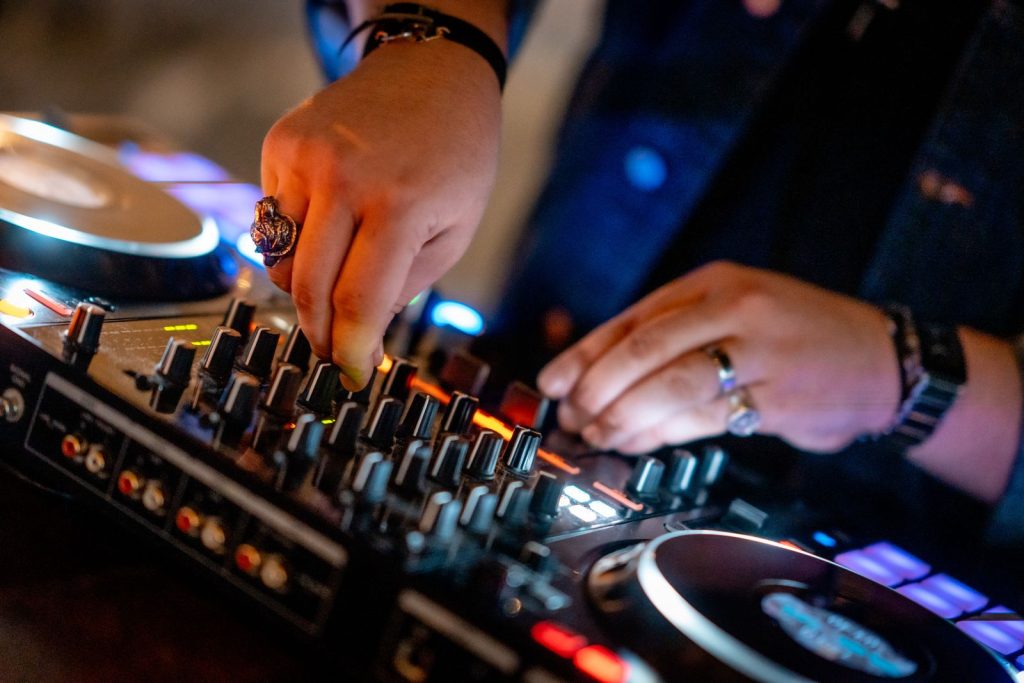 Soirée de lancement WalletConnect à La Balle au Bond : mains du DJ sur la table de mixage pendant la soirée dansante