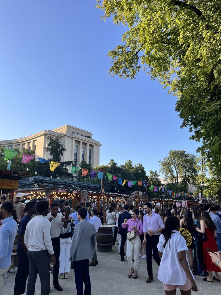 Summer Party KPMG à l’Aquarium de Paris : participants sur la terrasse d’été, fanions colorés et palais de Chaillot en arrière-plan