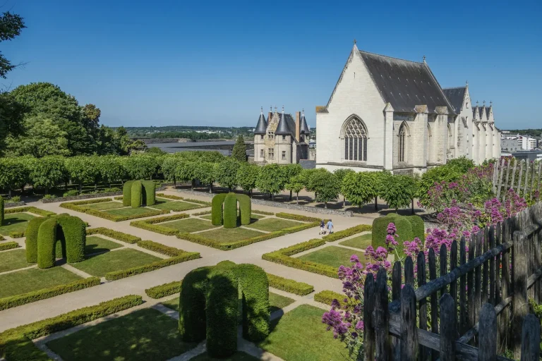 Jardins à la française et chapelle dans l’enceinte du château d’Angers