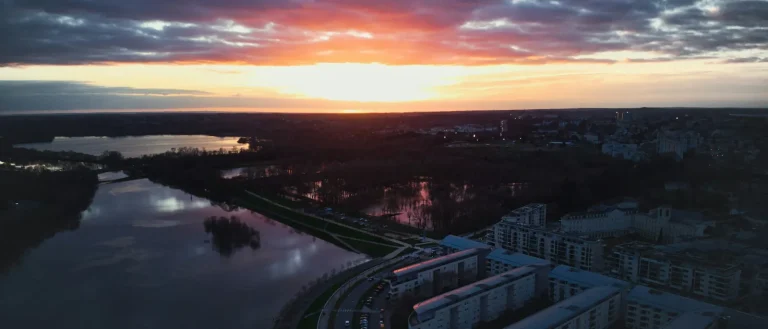 Angers vue du ciel au coucher du soleil, entre ses plans d’eau et ses quartiers