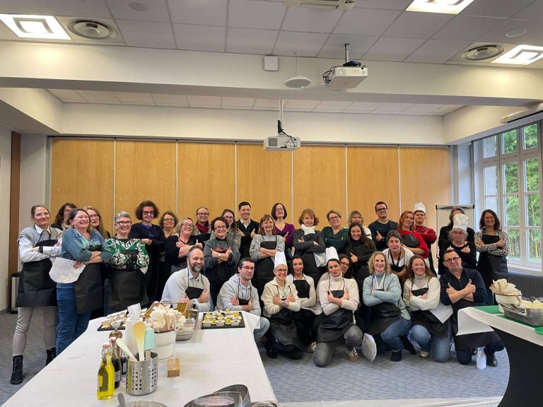 Photo de groupe de l’équipe R&D de Bio-Rad en tablier, lors du challenge culinaire organisé par Weevup dans ses locaux de Marnes-la-Coquette