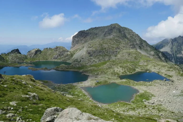 Lacs d’altitude au pied des sommets de Belledonne, au-dessus de Chamrousse