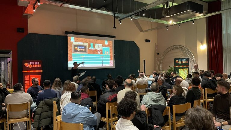 Participants d’ELO Énergie face à un animateur et à un grand écran de jeu, pendant leur team building organisé par Weevup à l’EKLO Hôtel de Nantes