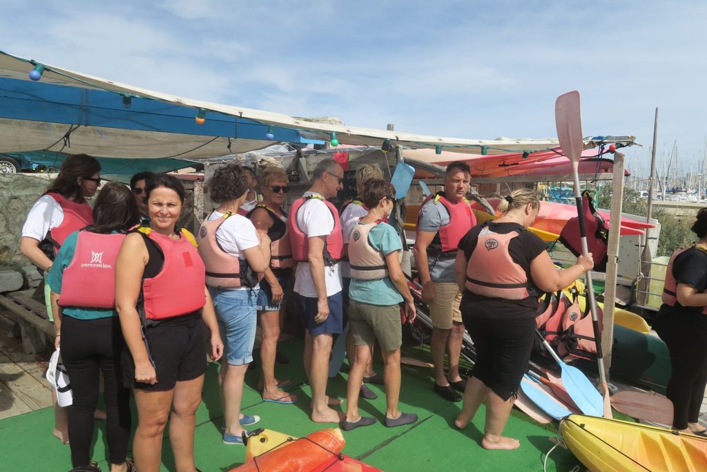 Participants du séminaire Swiss Life en gilet de sauvetage à la base de kayak de l’île du Frioul, avant la sortie en mer, à Marseille