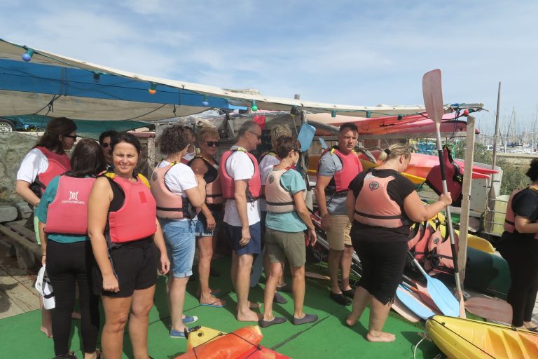 Participants du séminaire Swiss Life en gilet de sauvetage à la base de kayak de l’île du Frioul, avant la sortie en mer, à Marseille