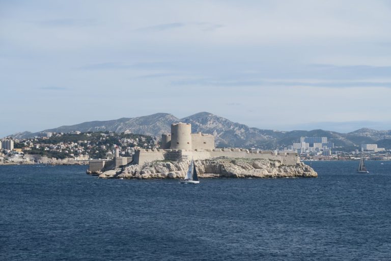 Le château d’If et la côte de Marseille vus depuis la mer, pendant la sortie en kayak du séminaire Swiss Life